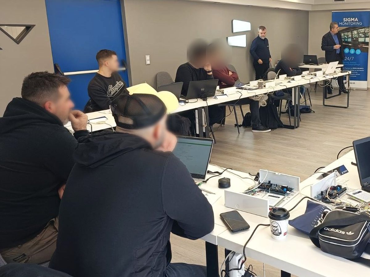 Εγκαταστάτες δουλεύουν σε πλακέτες κατά τη διάρκεια σεμιναρίου